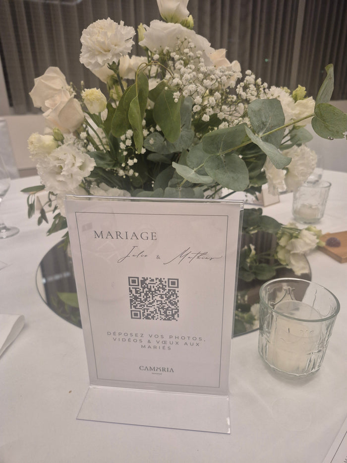 Chevalet QR code Camoria lors d'un mariage - collecte souvenirs invités galerie digitale privée