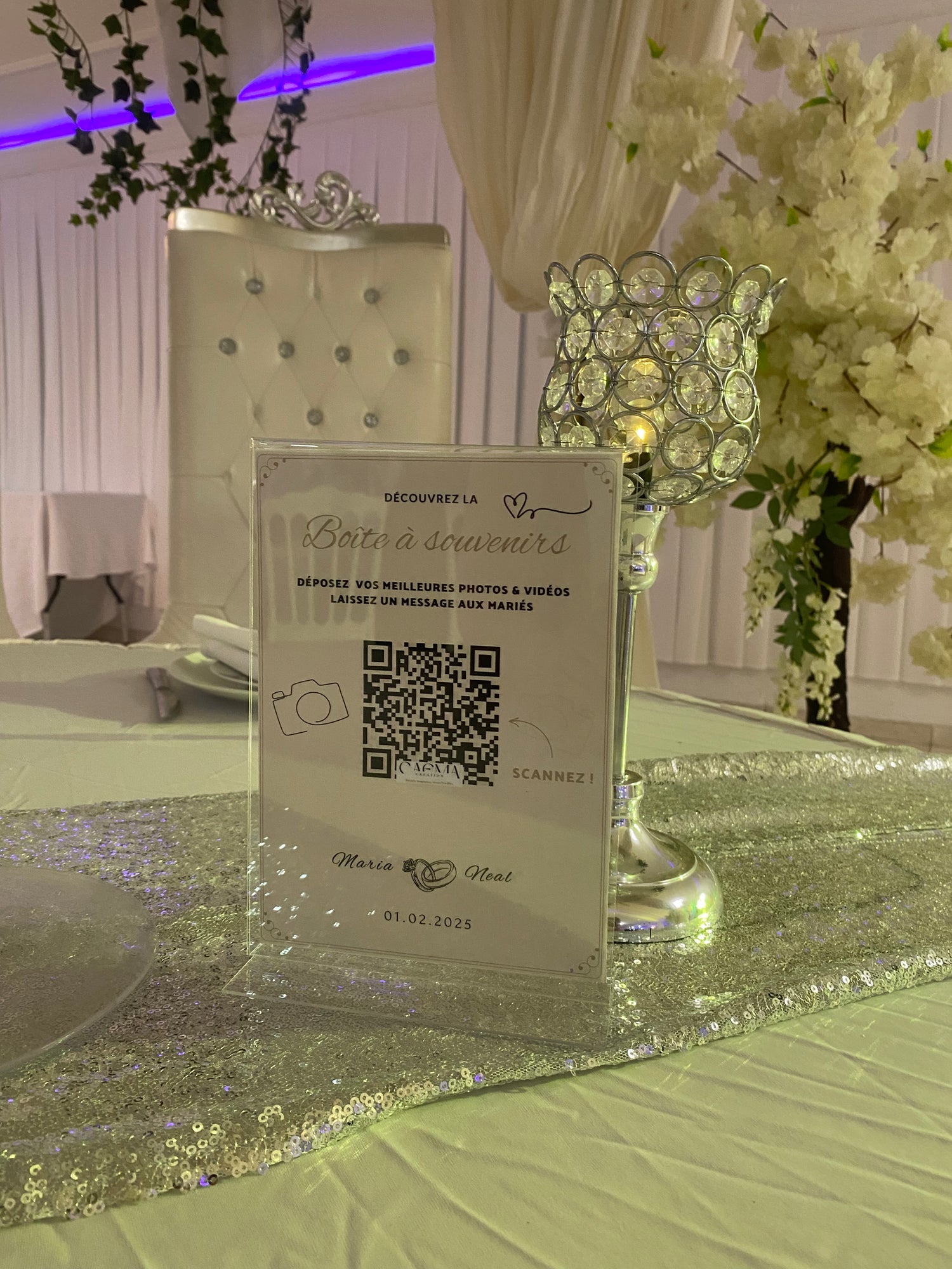 Chevalet QR code mariage Camoria - invités déposent messages vocaux audio écrit photos vidéos sans inscription