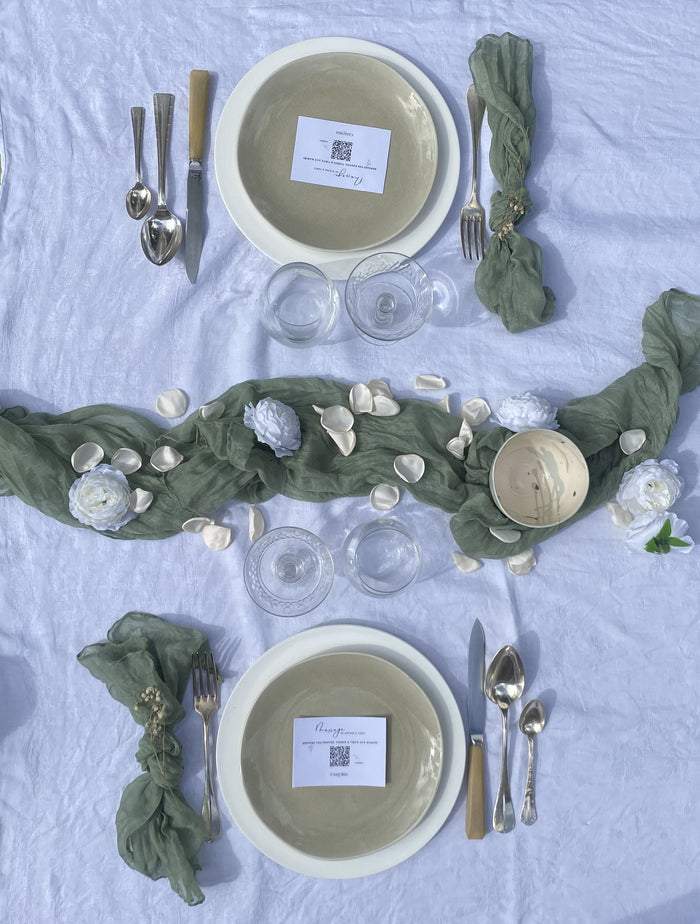 Table mariage vue dessus carte QR code - messages vocaux écrits photos vidéos invités galerie digitale privée