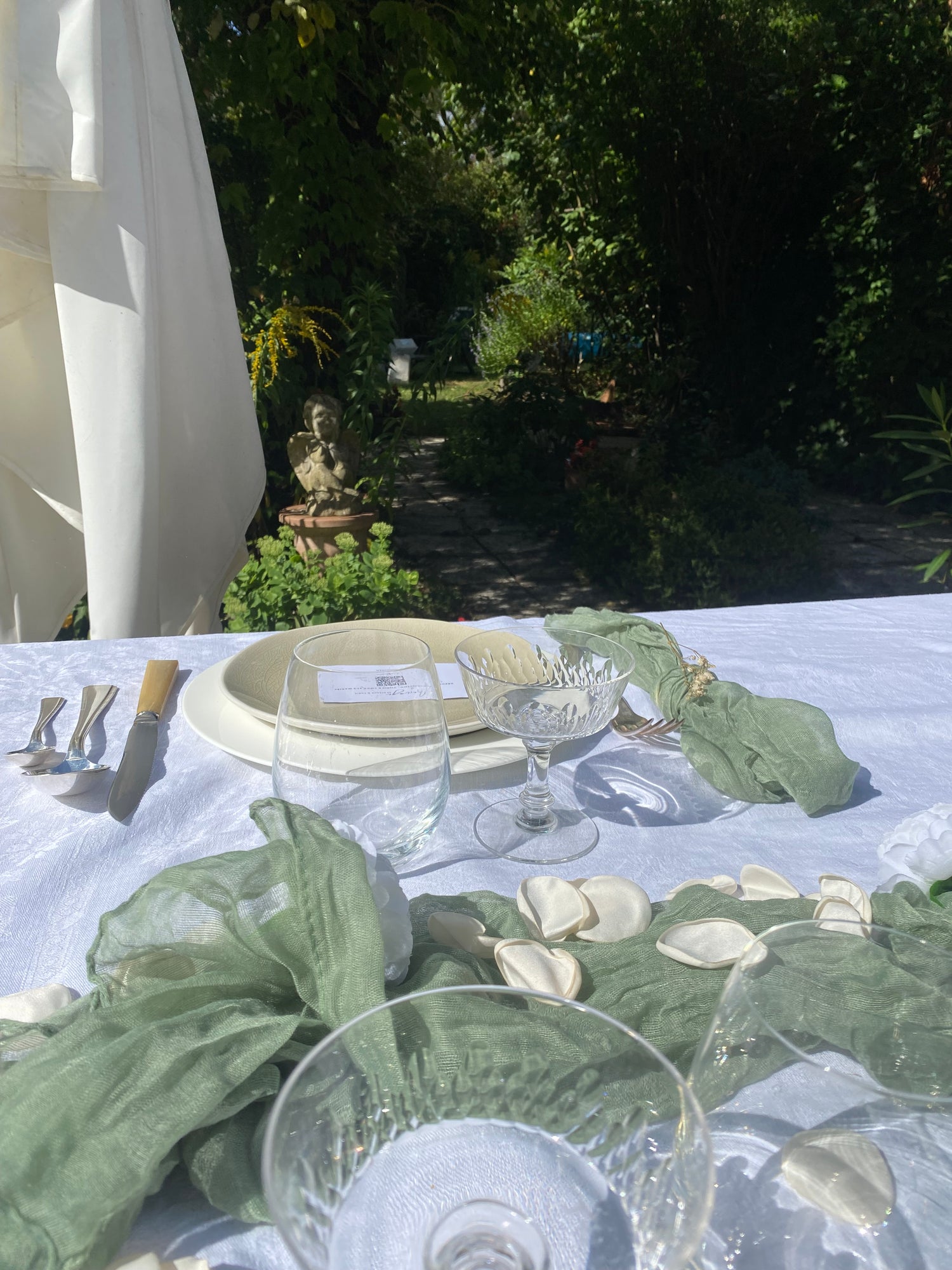 Table mariage extérieur avec carte QR code pour collecter photos vidéos audios messages écrits souvenirs invités
